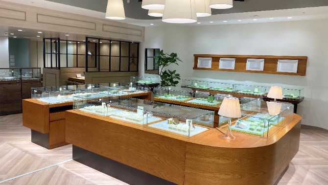 たくさんのデザインに出会える2つの直営店